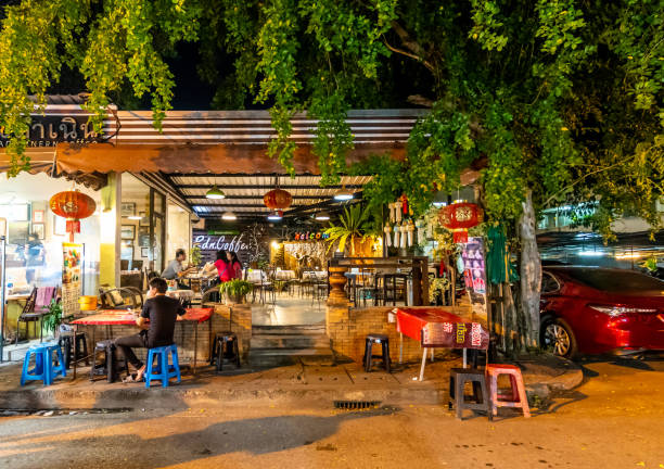pequeno bar de rua na cidade de chiang mai, tailândia. - party outdoors people young adult - fotografias e filmes do acervo