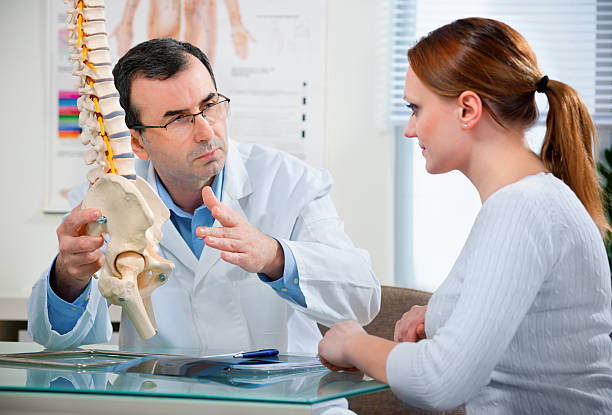 de quiropraxia de - human spine chiropractic adjustment back pain - fotografias e filmes do acervo
