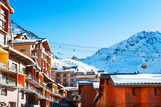 villaggio val thorens, 3 valleys ski resort, francia. - ski lift nobody outdoors horizontal foto e immagini stock