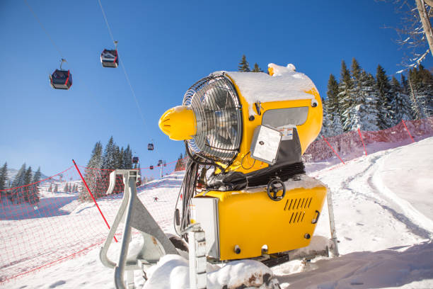 la máquina de nieve se encuentra en la pista de esquí. es un hermoso día en la montaña y hay suficiente nieve para que la máquina no esté encendida. - mountain winter season machine snow making machine fotografías e imágenes de stock