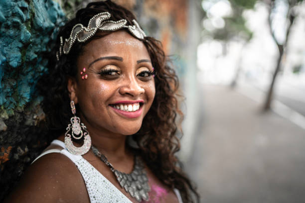 retrato da mulher preta que tem o divertimento em um partido de carnaval em brasil - laughing street party carnival beauty - fotografias e filmes do acervo