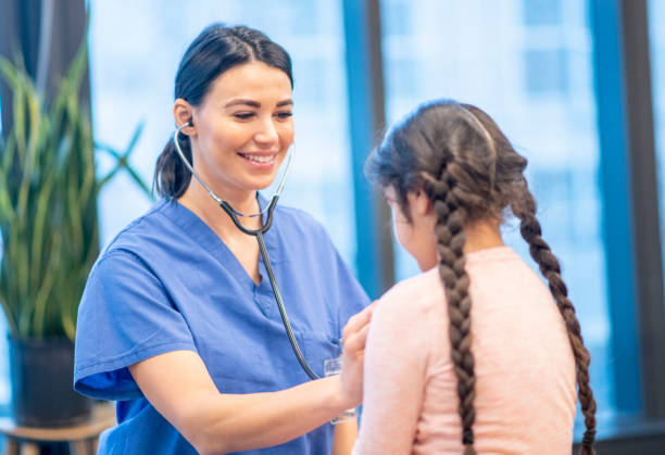 彼女の心を持つネイティブアメリカンの女の子は、ストック写真に耳を傾けました - patient medical occupation cheerful latin american and hispanic ethnicity ストックフォトと画像