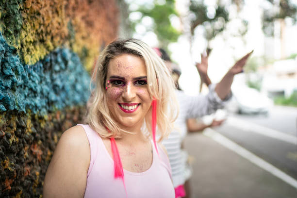 브라질에서 카니발 파티에서 재미를 갖는 여성의 초상화 - laughing street party carnival beauty 뉴스 사진 이미지