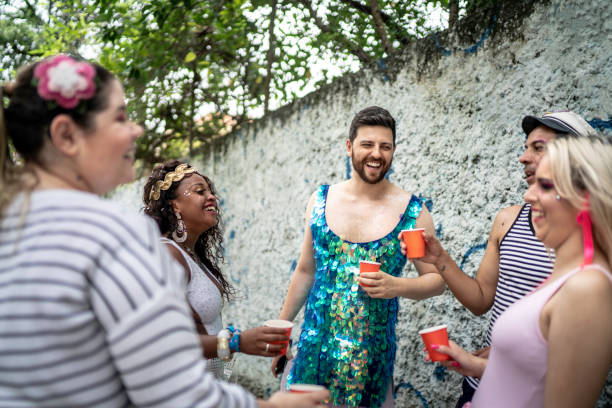 grupo feliz de amigos que dançam e que bebem em um partido de carnaval em brasil - laughing street party carnival beauty - fotografias e filmes do acervo