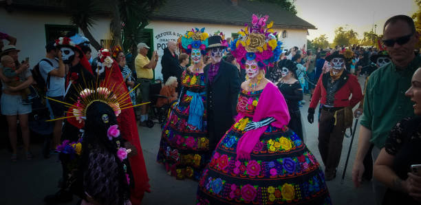 カリフォルニア州サンディエゴ:カラフルなコスチューム、死者パレードの日 - old town san diego california mexican culture people ストックフォトと画像