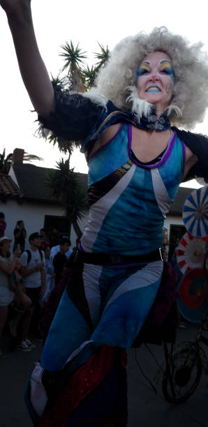 カリフォルニア州サンディエゴ:コスチュームを着た男、死者パレードの日 - old town san diego california mexican culture people ストックフォトと画像
