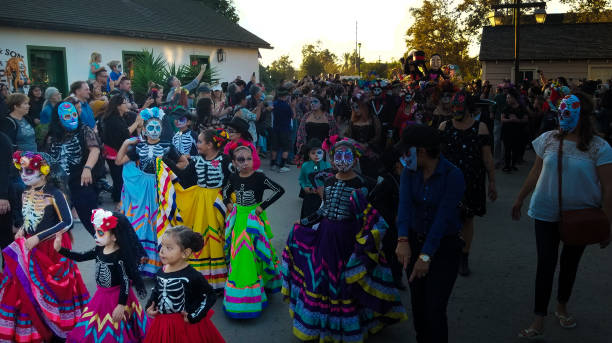 カリフォルニア州サンディエゴ:カラフルなコスチューム、死者パレードの日 - old town san diego california mexican culture people ストックフォトと画像