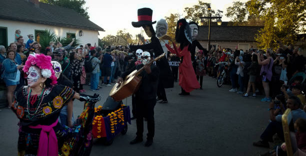 san diego, ca: costumes colorés, jour de la parade morte - old town san diego california mexican culture people photos et images de collection