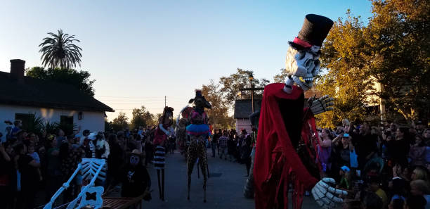 カリフォルニア州サンディエゴ:カラフルなコスチューム、死者パレードの日 - old town san diego california mexican culture people ストックフォトと画像