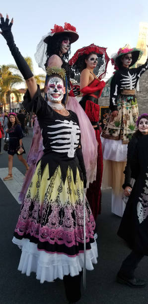 san diego, ca: costumes colorés, jour de la parade morte - old town san diego california mexican culture people photos et images de collection