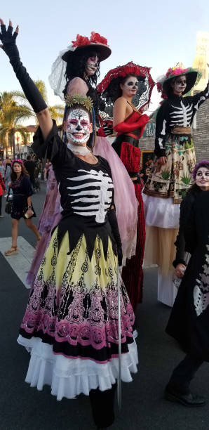 сан-диего, калифорния: красочные костюмы, день мертвых парад - old town san diego california mexican culture people стоковые фото и изображения