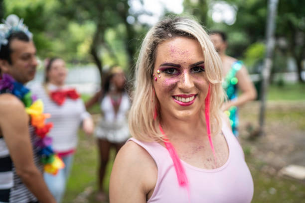 retrato da mulher feliz no partido de carnaval em brasil - laughing street party carnival beauty - fotografias e filmes do acervo