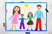 カラフルな図面の写真:幸せな家族、母、お父さん、息子と娘