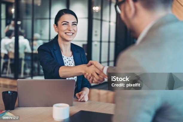 Apretón De Manos Para El Nuevo Acuerdo Foto de stock y más banco de imágenes de Estrechar las manos - Estrechar las manos, Negocio, Entrevista de trabajo