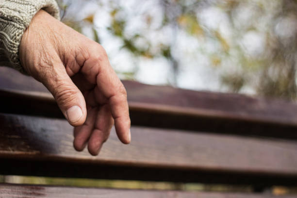 einsame ältere hand eines mannes - arthritis senior adult rheumatoid arthritis sadness stock-fotos und bilder