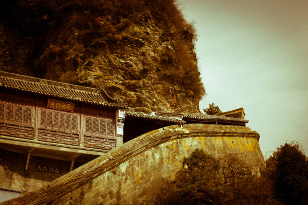 中国、武堂、2017年10月:武堂山の頂上にある寺院 - wudangshan ストックフォトと画像