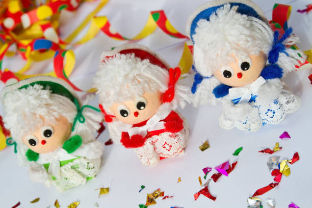 Carnival decoration with the Kölner Dreigestirn as plastic decoration figures, background with Cologne Cathedral in paper