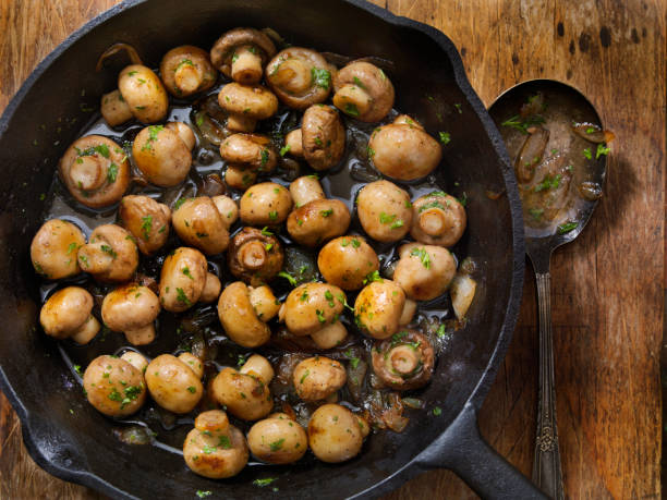 funghi al burro e aglio con cipolle - cooked roasted cooking fried foto e immagini stock