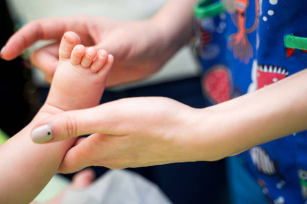 소아과 의사가 클리닉에서 어린 아기를 검사합니다. - human foot 뉴스 사진 이미지