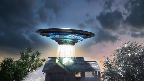 ufo latający spodek nad domem, render 3d - ufology zdjęcia i obrazy z banku zdjęć