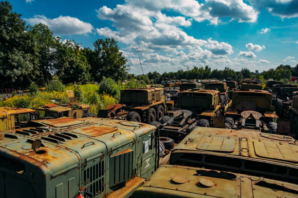 rusty cassé voitures militaires russes pour la ferraille - junkyard scrap metal isolated machine photos et images de collection