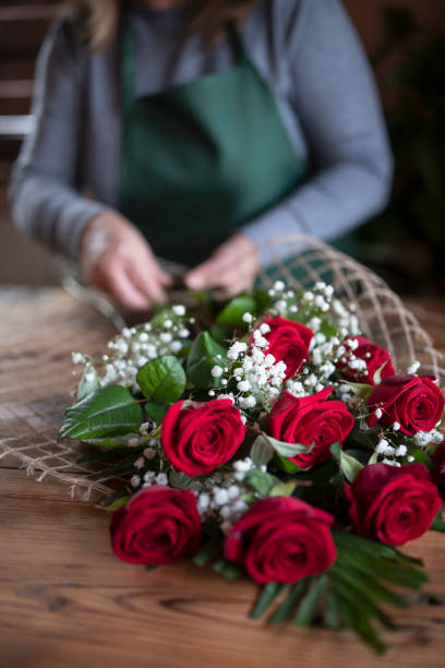 florist arrangieren rote rose blumen - love flower single flower letter stock-fotos und bilder
