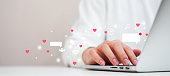 nahaufnahme-auf-mann-hand-tippen-auf-tastatur-laptop-zu-arbeiten-%C3%BCber-futuristische-social.jpg?b=1&s=170x170&k=20&c=qy0CsbFGDnVLkmZsONr-izckpoPI3RQgQqO5iOnyiOs=