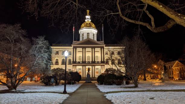 Capitole du New Hampshire (photo2) View of the New Hampshire Capitol (State House) in the evening located in Concord. concord new hampshire stock pictures, royalty-free photos & images