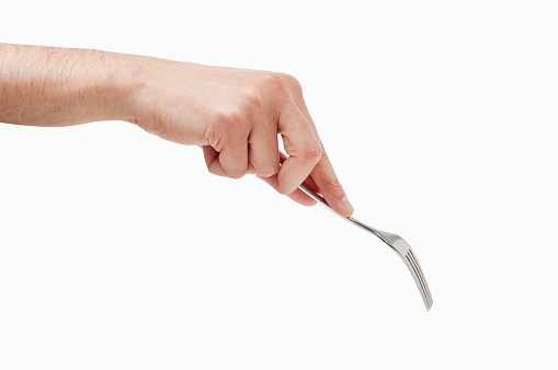 Mano de hombre usando un tenedor photo