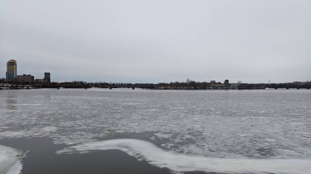 istock On the icy banks of the Ottawa River (p4) 1199779889
