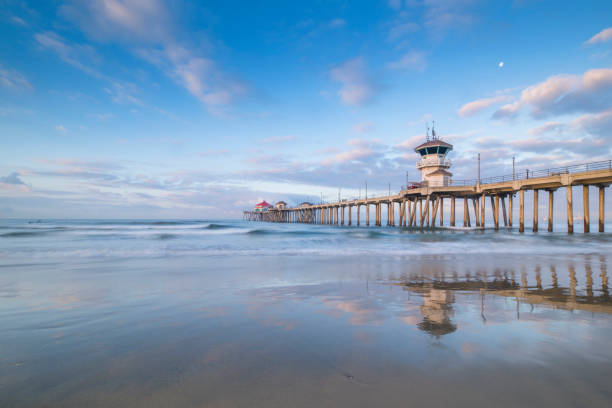 カリフォルニアの有名なサーフシティで、ハンティントンビーチ桟橋による日の出の信じられないほどの色 - huntington beach ストックフォトと画像