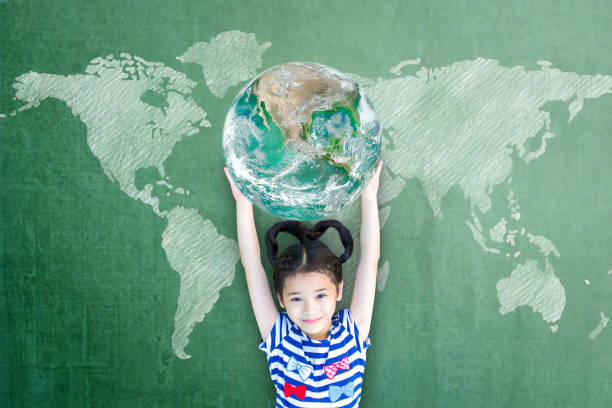 세계 문해력과 성평등 개념을 위한 학교 칠판에서 세계를 키우는 행복한 아시아 소녀 아동 학생. nasa에 의해 제공이 이미지의 요소 - photography chalk blackboard globe 뉴스 사진 이미지