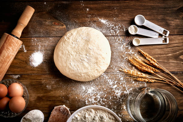 panadería artesanal: elaboración de masas de ingredientes y utensilios - bread dough fotografías e imágenes de stock