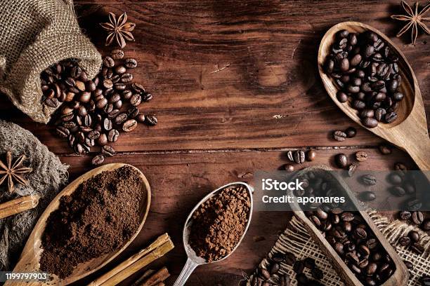 Hintergrund Von Kaffeebohnen Und Gemahlenem Kaffee Auf Einem Rustikalen Tisch Stockfoto und mehr Bilder von Kaffee - Getränk