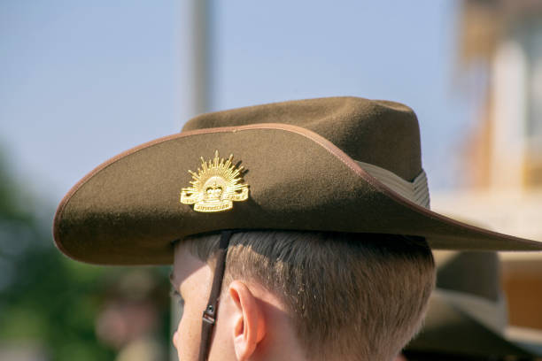 chapeau slouch lors des commémorations de la journée des cadets de l'anzac 25 avril 2019, leeton, nsw, australie - slouch hat photos et images de collection