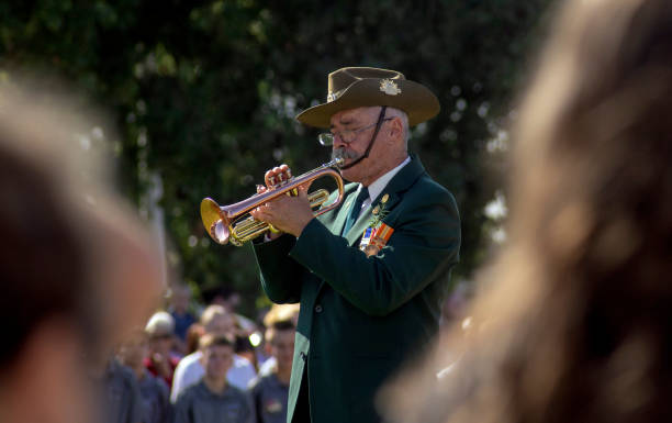 bugler alle commemorazioni dell'anzac day 25 aprile 2019, leeton, nsw, australia - slouch hat foto e immagini stock