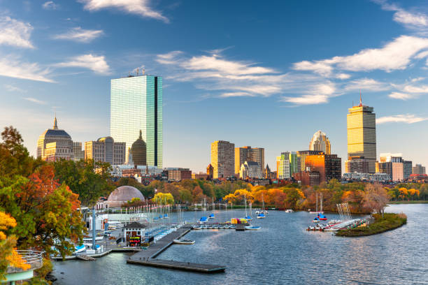 boston, massachusetts, stati uniti skyline sul fiume charles - boston massachusetts new england back bay foto e immagini stock