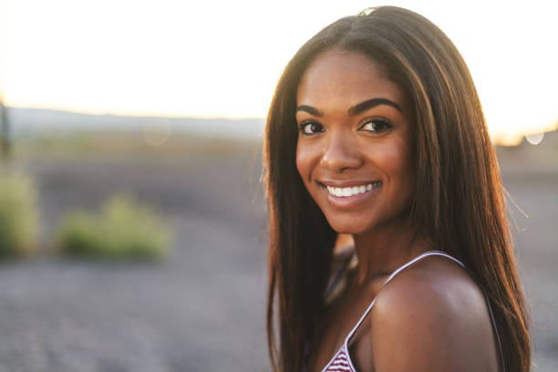 generation z attraktive afroamerikanische weibliche outdoor-porträts bei sonnenuntergang - straight hair stock-fotos und bilder