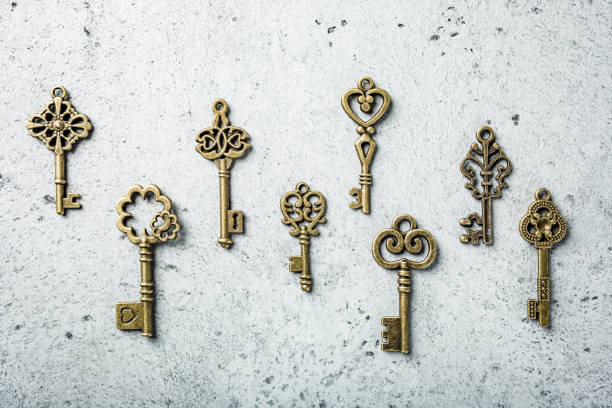 overhead shoot of many different old keys - skeleton key imagens e fotografias de stock