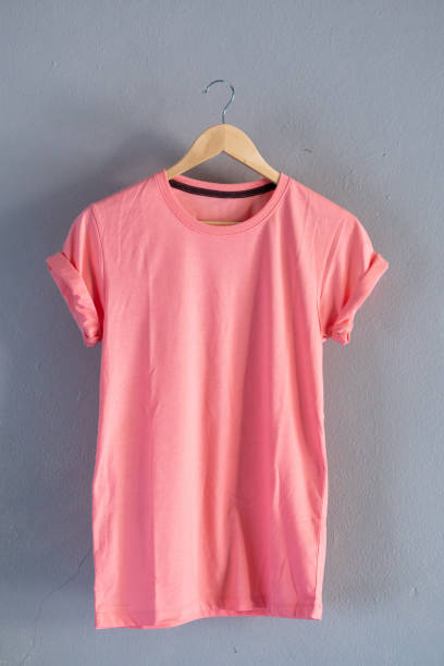 Retro fold Pink cotton T-Shirt clothes colorful mock up template on grunge white wood background concept for retail dress shop backdrop, Blank flat lay vintage grey wooden plain laundry advertising, Love couple design retro pliegue rosa algodón camiseta ropa colorida maqueta plantilla en el concepto de fondo de madera blanca grunge para el telón de fondo de la tienda de vestidos al por menor, blanco plano lay negro gris vintage madera lisa publicidad, diseño de la pa