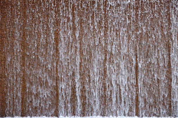 surface de pierre brune avec l'eau tombante - fountain water stone falling water photos et images de collection