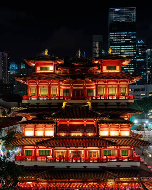 il tempio della reliquia del dente del buddha con le luci una per la celebrazione del capodanno cinese 2020, anno del topo. skyline di singapore sullo sfondo - temple singapore city singapore buddhism foto e immagini stock