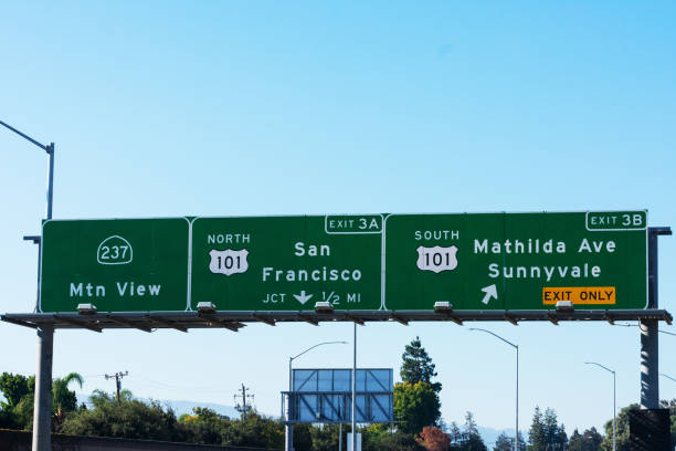 straßenschild der autobahnen interstate 237 und 101 mit der wegbeschreibung, ausfahrtsnummer und ausfahrt nur spur nach mtn view, san francisco und sunnyvale im silicon valley - sunnyvale california stock-fotos und bilder