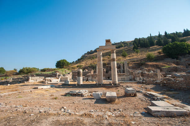 rovine dell'antica città efeso, l'antica città greca in turchia, in una bellissima giornata estiva - celsius library foto e immagini stock