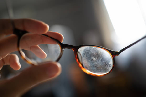lunettes avec des marques sales sur l'objectif - cleared photos et images de collection