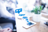 social-media-und-marketing-virtuelle-icons-bildschirmkonzept.jpg?b=1&s=170x170&k=20&c=nTivuXjzZADjLPIuPmMfCqpp3C5f9tHZV03zDq5uMjI=