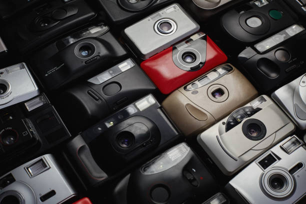 immagine ravvicinata di un grande gruppo di telecamere analogiche vintage da 35 mm che giacciono in disposizione l'una vicino all'altra - fotocamera compatta foto e immagini stock