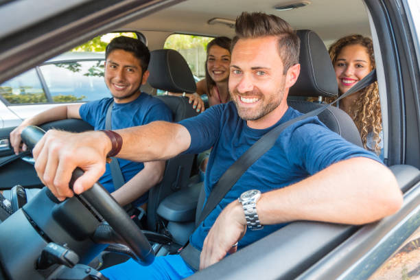 gente feliz sonriendo compartiendo paseo en coche - car pooling fotografías e imágenes de stock