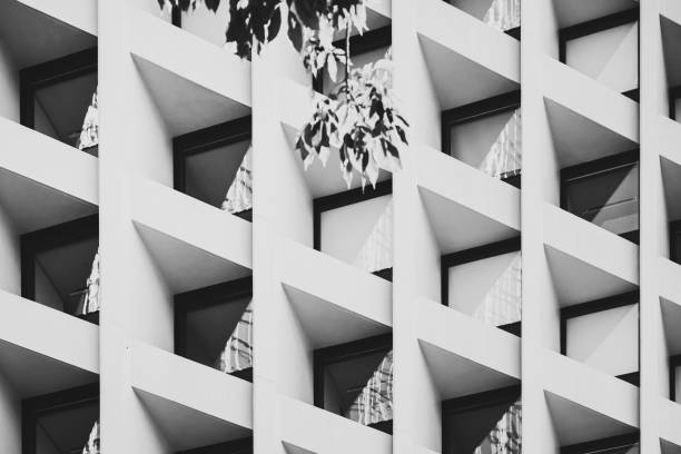 arquitectura moderna, imagen en blanco y negro - textured urban scene outdoors hong kong fotografías e imágenes de stock