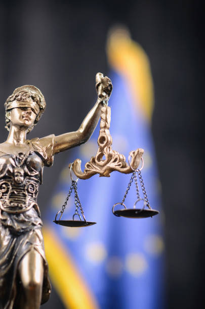 lady justice vor der flagge der europäischen union im hintergrund - law weight scale legal system gavel stock-fotos und bilder